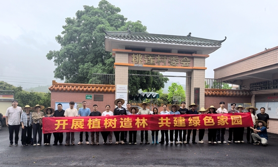 義務(wù)植樹(shù)—南方公司 逯世朝攝.jpg